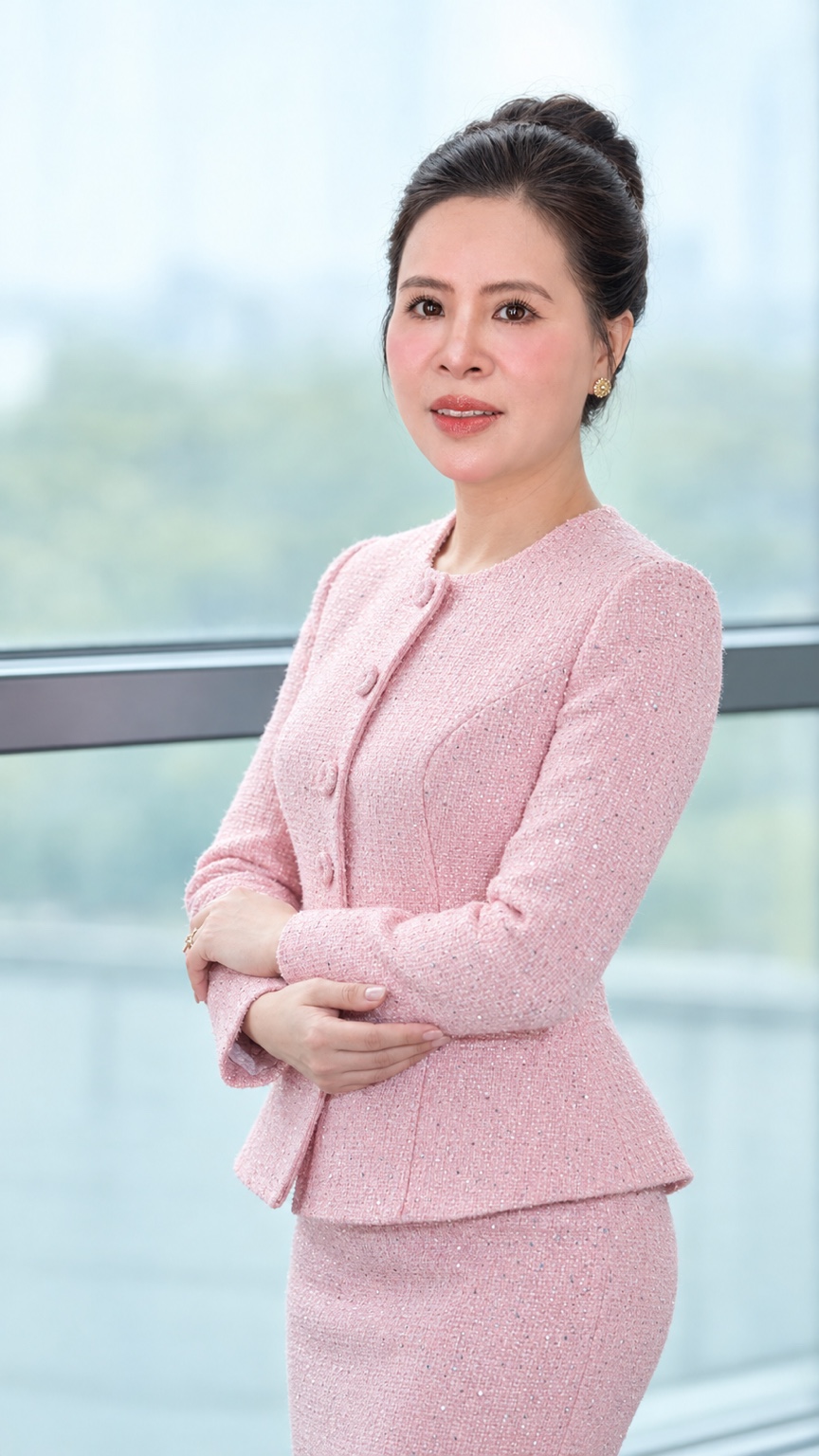 Chân dung Hồ Nhàn trong trang phục màu hồng