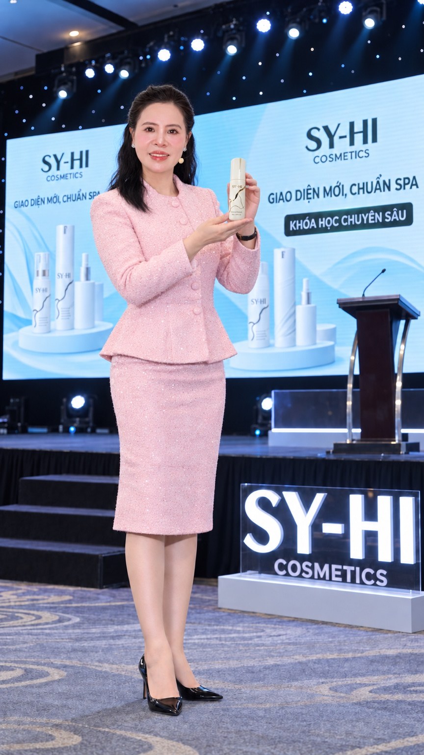 Hồ Nhàn tại sự kiện của SY-HI Cosmetics