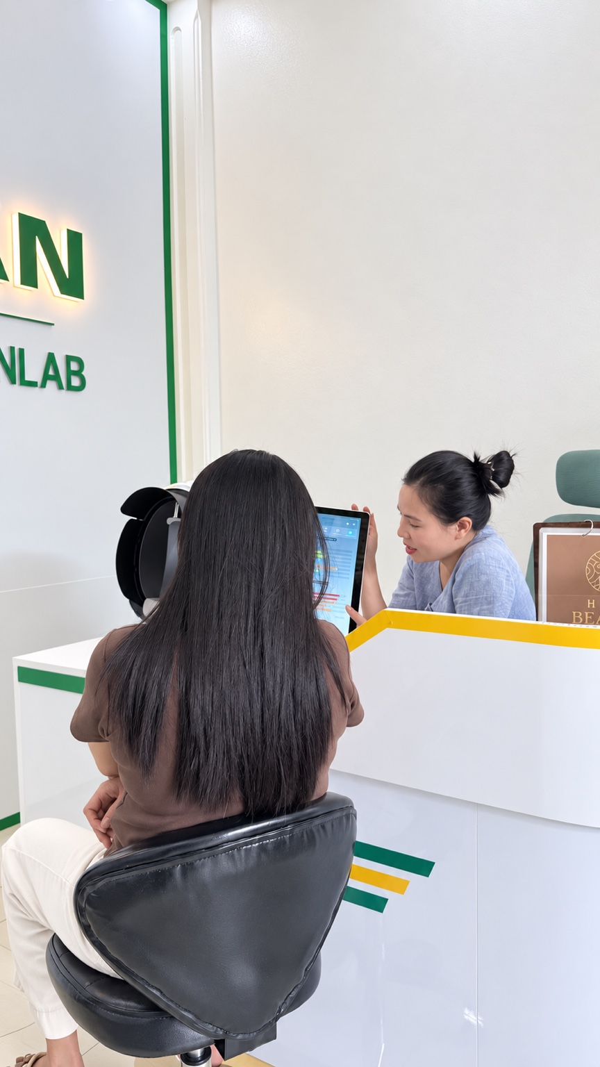 Khách hàng được tư vấn kết quả phân tích da tại HAAN BEAUTY